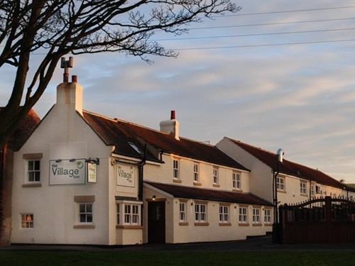 The Village Inn ノーサラートン エクステリア 写真